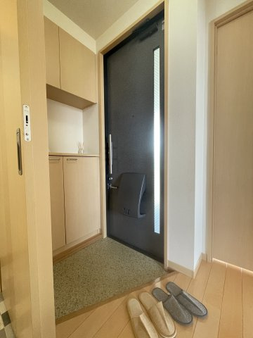 リブエールカーサの玄関