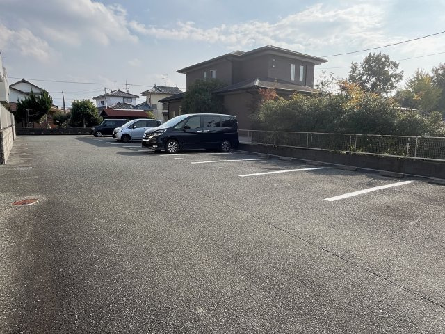 リブエールカーサの駐車場