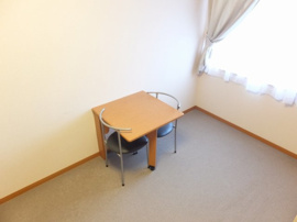備え付きのテーブルは折りたたむことが可能です。