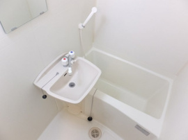 白を基調としたシンプルな浴室です。