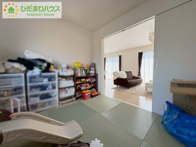 日立市石名坂町1丁目　中古戸建の和室|リビングと隣り合わせにある和室は合わせて22帖！扉を閉めれば、来客用の部屋として使えます♪