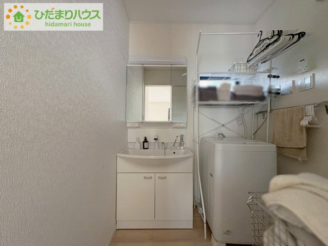 日立市石名坂町1丁目　中古戸建の独立洗面台|三面鏡の大きな鏡は憧れます(^^♪ 鏡の後ろは収納となっていて、細かいものでも収納できるのでスッキリと整理できます！
