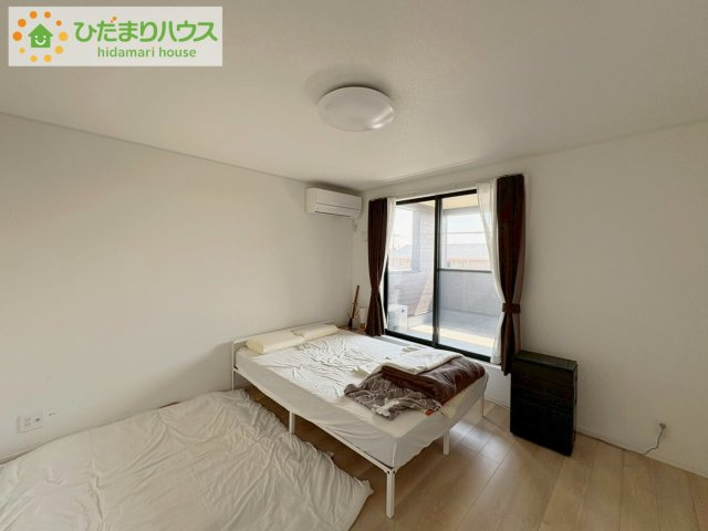 日立市石名坂町1丁目　中古戸建の寝室|バルコニーに面していて、たっぷり光りの入る明るい主寝室です！