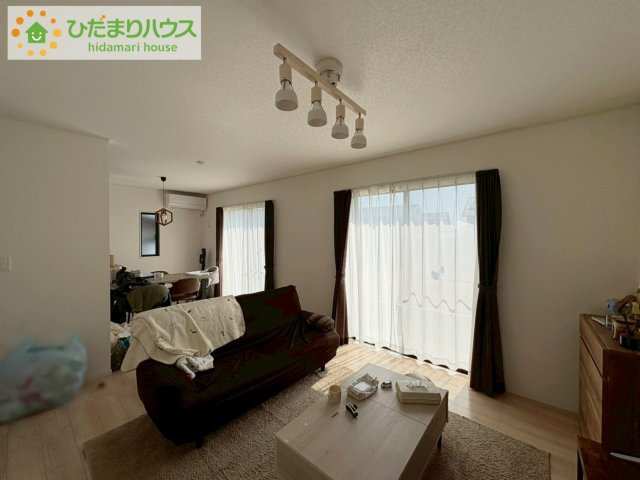 日立市石名坂町1丁目　中古戸建の居間・リビング|リビング大きな窓からは、暖かな日の光が降り注ぎます・・・