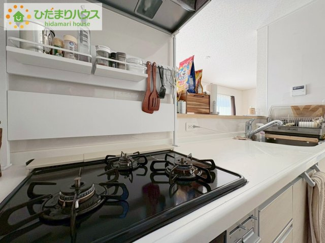 日立市石名坂町1丁目　中古戸建のキッチン|3口コンロでお料理する時間も短くなりそうですね(*‘∀‘)