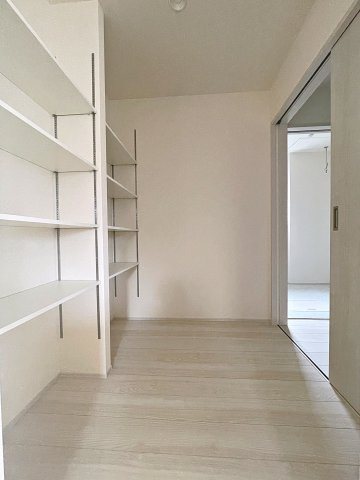 新築戸建・新築建売　福島市泉長滝　御山小・清水中の収納|キッチンにはパントリー収納がございます！食品や防災グッズなどの保管に便利です！
