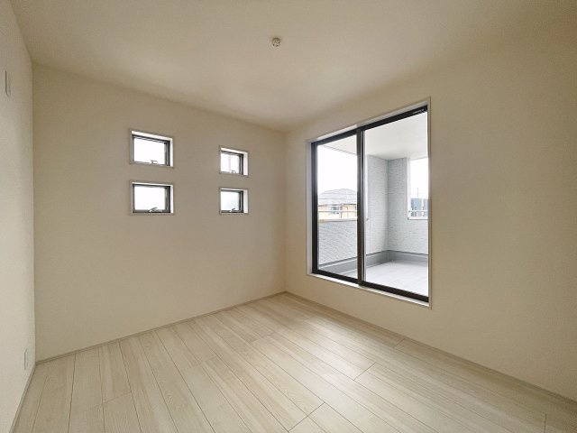 新築戸建・新築建売　福島市泉長滝　御山小・清水中の洋室|5.2帖の洋室はバルコニーに面しており大きな窓から日差しが入るので気持ちの良いプライベート空間です！