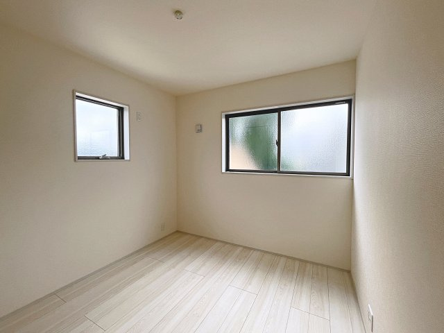 新築戸建・新築建売　福島市泉長滝　御山小・清水中の洋室|5帖の洋室は自然光が長時間入る2面採光で明るく気持ちの良いプライベート空間です！