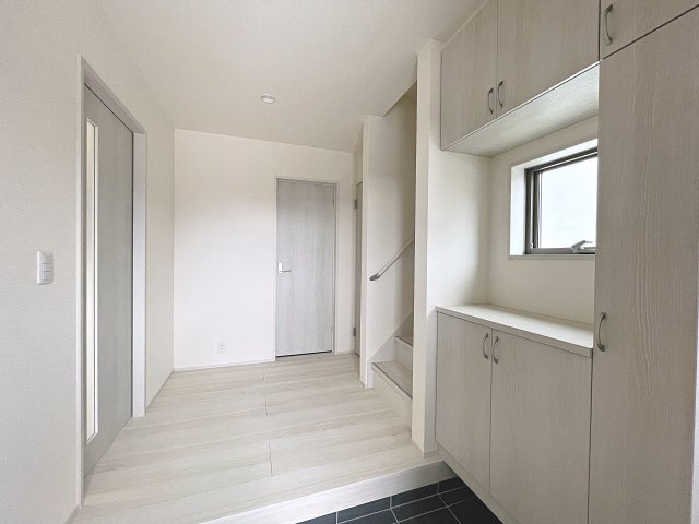 新築戸建・新築建売　福島市泉長滝　御山小・清水中の玄関|大容量のシューズボックスがあり収納豊富な玄関スペース。玄関ドアから日差しが入り明るいです！