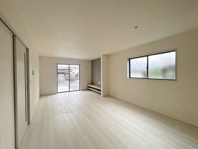 新築戸建・新築建売　福島市泉長滝　御山小・清水中の居間・リビング|太陽の日差しが気持ちの良いリビングは広々としているので家具を設置してもゆとりがあります！