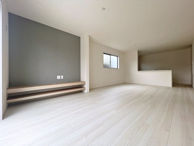 新築戸建・新築建売　福島市泉長滝　御山小・清水中の居間・リビング|南側の大きな窓から日差しが入り明るいリビングはご家族皆さんの憩いの場です！