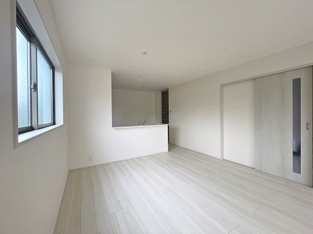 新築戸建・新築建売　福島市泉長滝　御山小・清水中の居間・リビング|キッチンの前にダイニングテーブルを設置すれば、お料理の配膳もスムーズです！