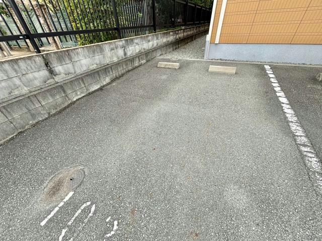 アゼリア宮上Cの駐車場