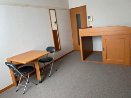 落ち着いた色調の寝室です