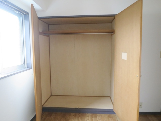 パレドール森田の収納|お洋服もかけられるたっぷり収納できる物入れです♪