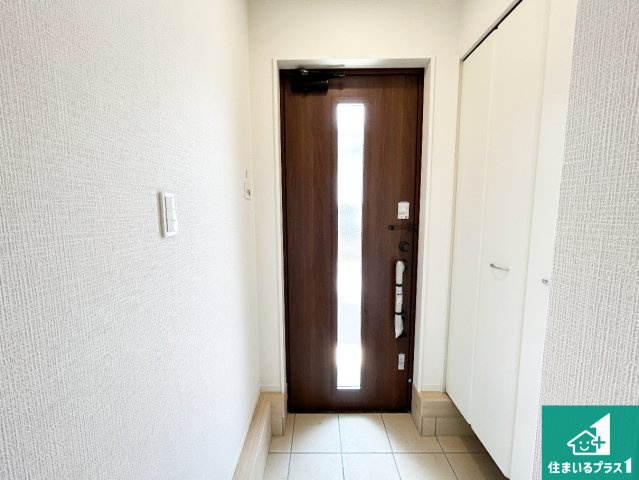 ●5(土)6(日)現地説明会！　大和高田市築山　第5期　新築一戸建ての玄関|シューズボックスにはたくさんの靴が収納できるので玄関周りはいつもスッキリ！ご家族が増えても安心！