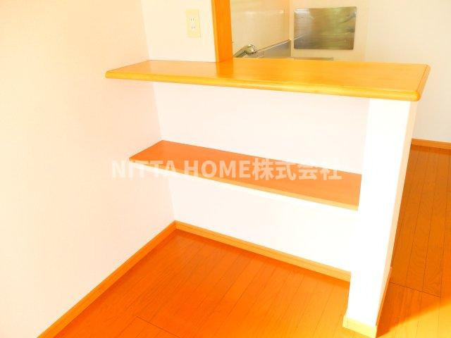 プリマヴェーラ参番館の内装|キッチン前の収納棚も便利ですね♪