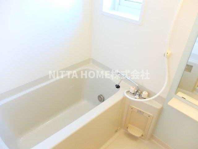 プリマヴェーラ参番館の浴室|お風呂には小窓有り◎浴室乾燥や追い焚きのできるオートバス◇