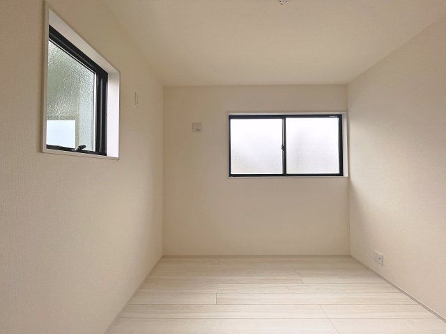 新築戸建・新築建売　福島市泉長滝　御山小・清水中の洋室|4.7帖の洋室は北側の窓から一定した柔らかい光が入り、PC作業や読書などにも最適なお部屋です！