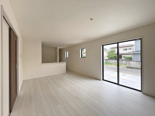 新築戸建・新築建売　福島市泉長滝　御山小・清水中の居間・リビング|南側の大きな窓から日差しが入り明るいリビングはご家族皆さんの憩いの場です！
