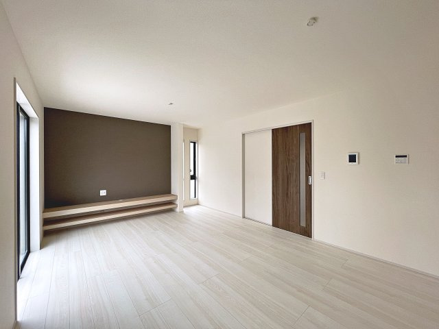 新築戸建・新築建売　福島市泉長滝　御山小・清水中の居間・リビング|太陽の日差しが気持ちの良いリビングは広々としているので家具を設置してもゆとりがあります！
