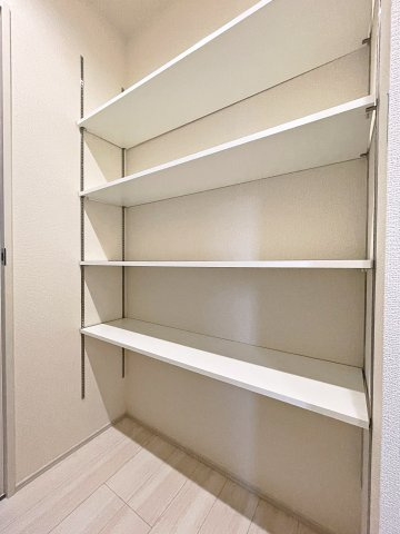 新築戸建・新築建売　福島市泉長滝　御山小・清水中の収納|キッチンにはパントリー収納がございます！食品や防災グッズなどの保管に便利です！