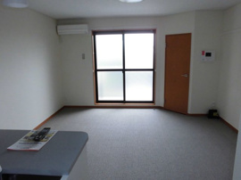 落ち着いて過ごせるお部屋なので、寝室にいかがでしょうか