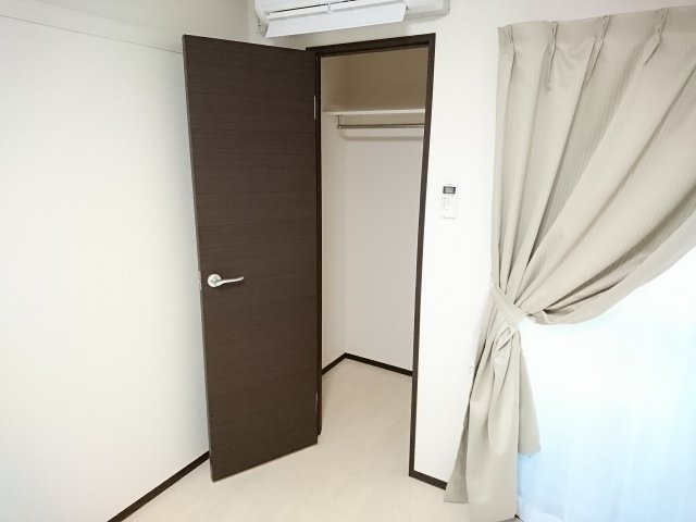 明るい色調の室内です
