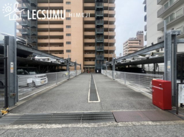 ライオンズマンション姫路市役所前の駐車場