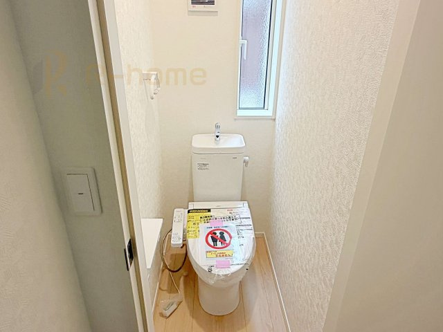 土浦市小松第7　新築戸建て　1号棟のトイレ|温水洗浄便座付きのトイレ。
トイレが２ヵ所設置で朝の忙しい時間でも安心です。