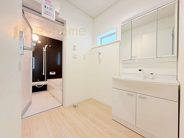 土浦市小松第7　新築戸建て　1号棟の洗面所|清潔感溢れる洗面台は嬉しい三面鏡付き。洗剤や歯ブラシなどもすっきり収納できます♪