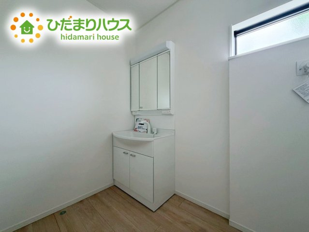 いわき市郷ケ丘第８　新築戸建　2号棟の独立洗面台|ゆったりとした洗面所には物入れを完備！タオルや洗剤をしまえます(^^)/