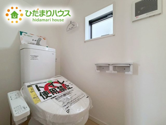 いわき市郷ケ丘第８　新築戸建　2号棟のトイレ|温水洗浄便座なら、年中温かいので、安心して座ることができます。さらに、身体が冷えることもないため、便座カバーを付ける必要もありません。