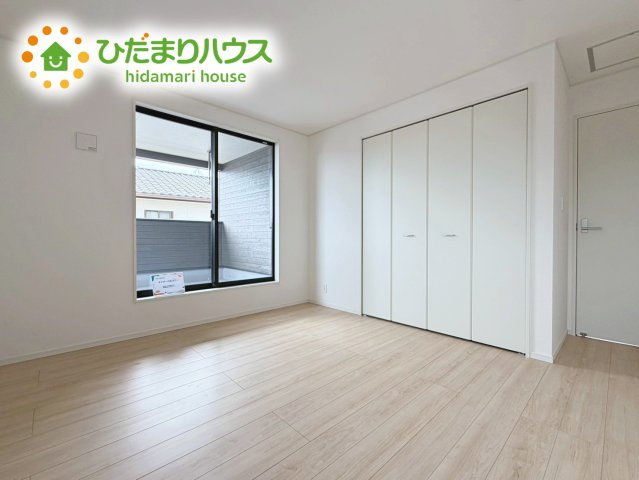 いわき市郷ケ丘第８　新築戸建　2号棟の寝室|主寝室は広々していて安らげる空間に。大きな窓から光が差し込み、朝の目覚めも良さそう♪