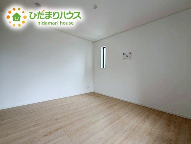 いわき市郷ケ丘第８　新築戸建　2号棟の寝室|清々しい朝陽が差し込む寝室は、開放感たっぷりで心をリフレッシュしてくれる特別な住空間。家具の配置を自由に楽しむことで、自分だけの快適な居場所を作り出せます！