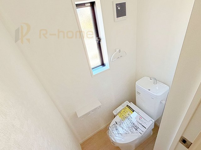 土浦市小松第7　新築戸建て　2号棟のトイレ|温水洗浄便座付きのトイレ。
トイレが２ヵ所設置で朝の忙しい時間でも安心です。