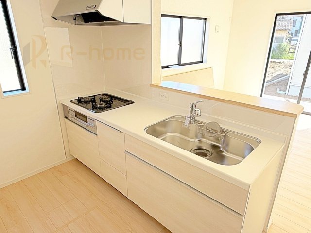土浦市小松第7　新築戸建て　2号棟のキッチン|料理をしながら家族とコミュニケーションが取れる対面式システムキッチン。
