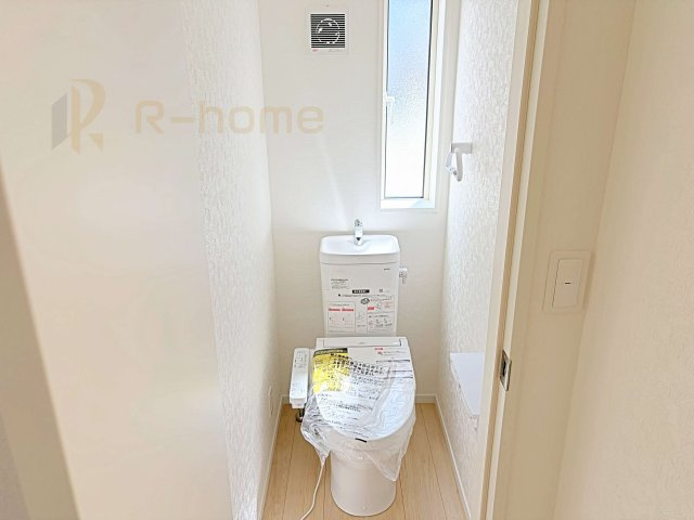 土浦市小松第7　新築戸建て　3号棟のトイレ|温水洗浄便座付きのトイレ。
トイレが２ヵ所設置で朝の忙しい時間でも安心です。