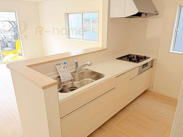 土浦市小松第7　新築戸建て　3号棟のキッチン|料理をしながら家族とコミュニケーションが取れる対面式システムキッチン。