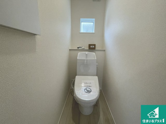 ★草津市上笠　第2期　新築一戸建てのトイレ|1・2階の2ヶ所にあるので、朝の忙しい時間の順番待ちもなく、深夜の利用にも大変便利です。