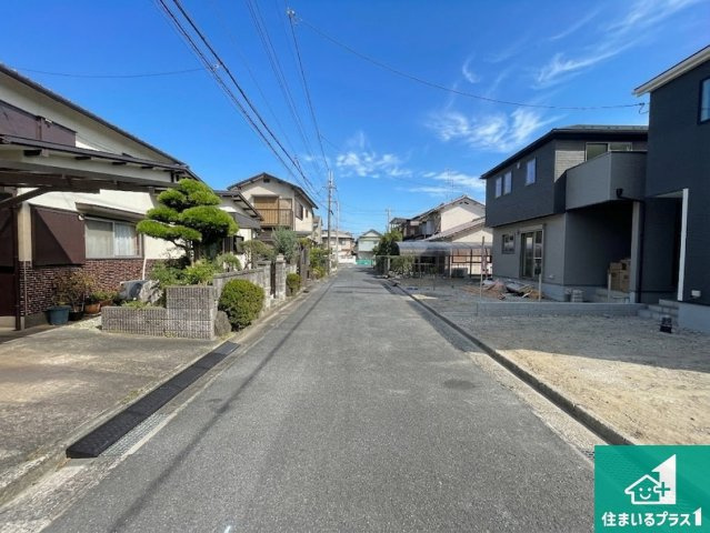 ★草津市上笠　第2期　新築一戸建ての前面道路含む現地写真|周辺は閑静な住宅街！前面道路広々で車の出し入れも便利です。駐車が苦手な方でも安心して車庫入れできます！