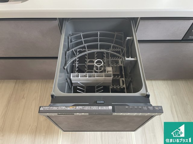 ★草津市上笠　第2期　新築一戸建ての設備|食事後の一仕事、食器洗いをボタン一つでお任せできちゃいます！場所を取らないビルトイン式なので、お料理スペースもしっかり確保！