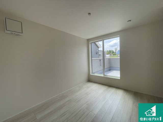 ★草津市上笠　第2期　新築一戸建ての洋室|シンプルな洋室は、自分好みのインテリアが楽しめます♪ご家族とインテリアや家具を選びに行くのは物件購入時の醍醐味の一つです。ぜひお楽しみください♪