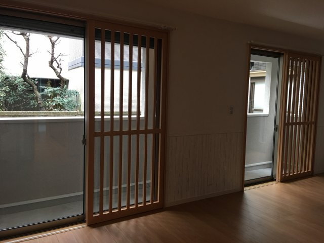 バルコニーにも二重扉。脱走防止対策バッチリです。
