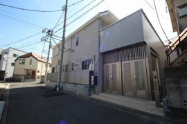 ２階建ての建物で、１階部分がシェアハウスになっています。オートロック付きです。
