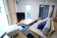 大きなテレビ、ダイニングテーブルと、一人暮らしでは得られない贅沢な設備が備わっています。

