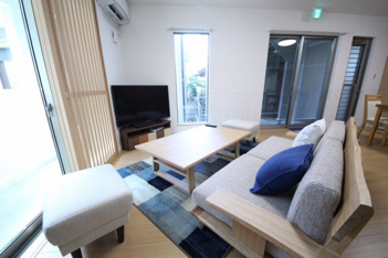 大きなテレビ、ダイニングテーブルと、一人暮らしでは得られない贅沢な設備が備わっています。
