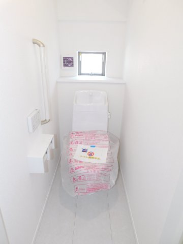 あま市新居屋鶴田の新築一戸建のトイレ|◇トイレ◇　　１・２階シャワートイレ　節水タイプ　リモコンパネル付き