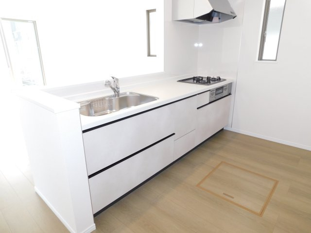 あま市新居屋鶴田の新築一戸建のキッチン|◇キッチン◇　　人気の対面式・人造大理石カウンターシステムキッチン・浄水機能付ハンドシャワー・スローインクローズレール・静音仕様シンク・Ｓｉセンサーコンロ（３口）・床下収納庫