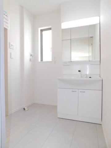 あま市新居屋鶴田の新築一戸建の独立洗面台|◇洗面室◇　　三面鏡シャンプードレッサー　くもり止め仕様